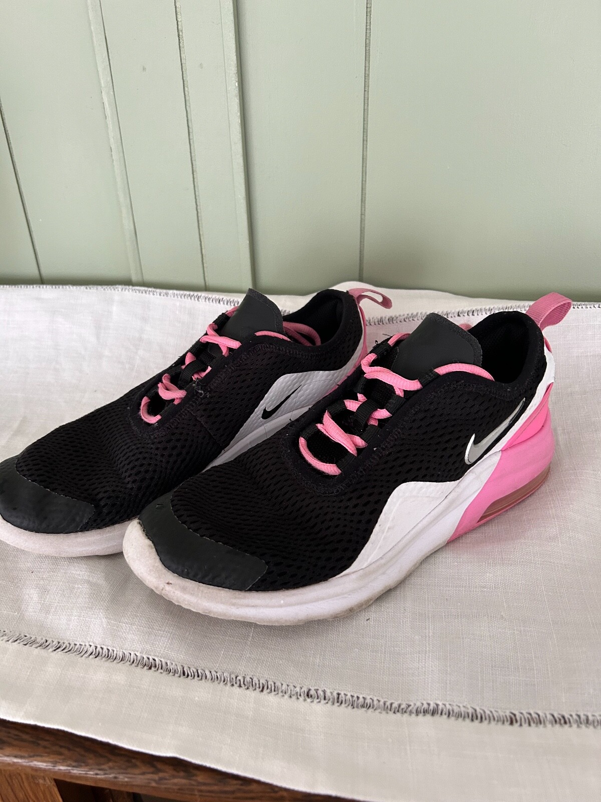nike air max motion 2 women's black and pink