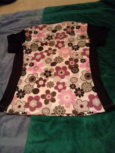 women's scrub top medium Greentown flower design contrast black on the side