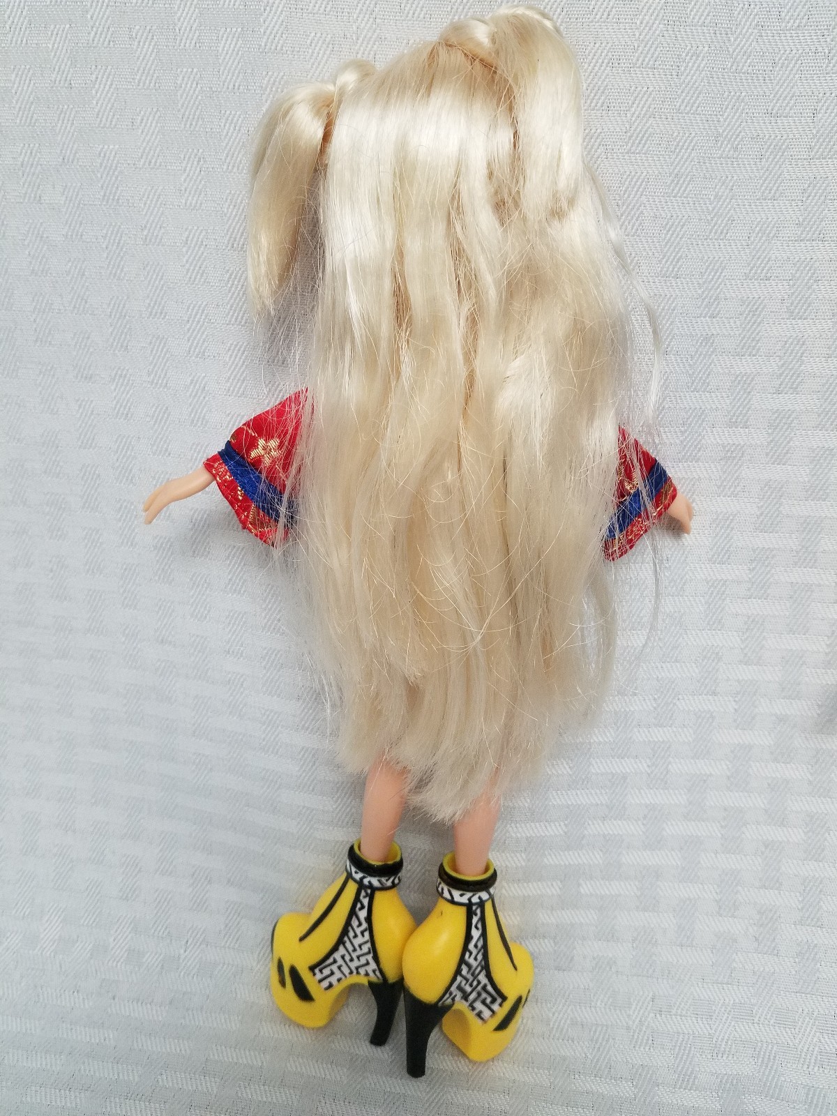 BRATZ CLOE STUDY ABROAD CHINA Dolls Lot of 2 EUC