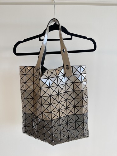 BAOBAO ISSEY MIYAKE フラップバックパック　グレー 美品 BAOBAO ISSEY MIYAKE イッセイミヤケ バオバオ FLAP
