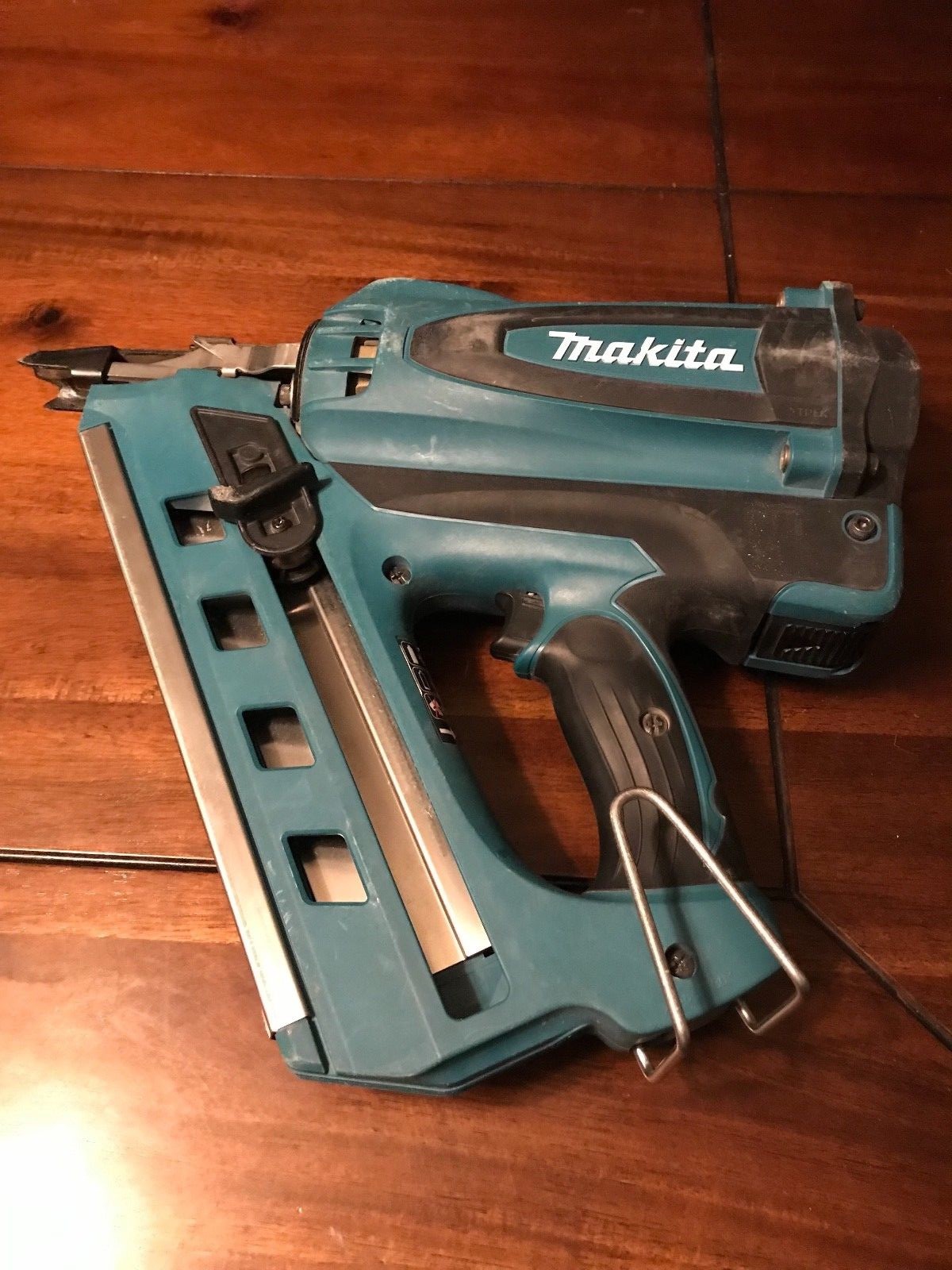 Makita GN900S Cordless Gas Clipped Head Framing Nailer