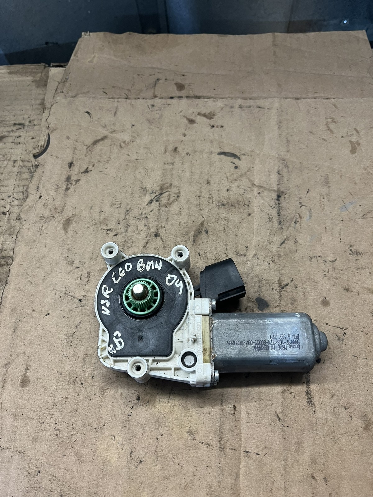 BMW 5 Series E60 E61 - NS Rear Window Motor Regulator 6922319