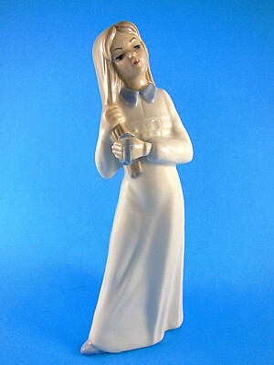 リヤドロ バレンシアの少女 Chica Valenciana Amazon.com: Lladro Valencian Girl with Flowers 01001304