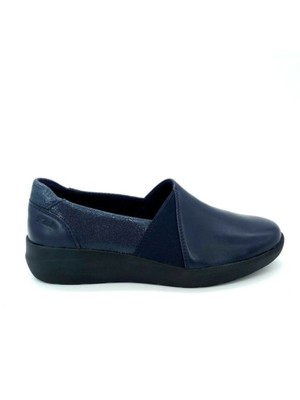 

CLARKS Womens Navy Collection Kayleigh Кожаные лоферы без шнуровки на каблуке, 26153202
