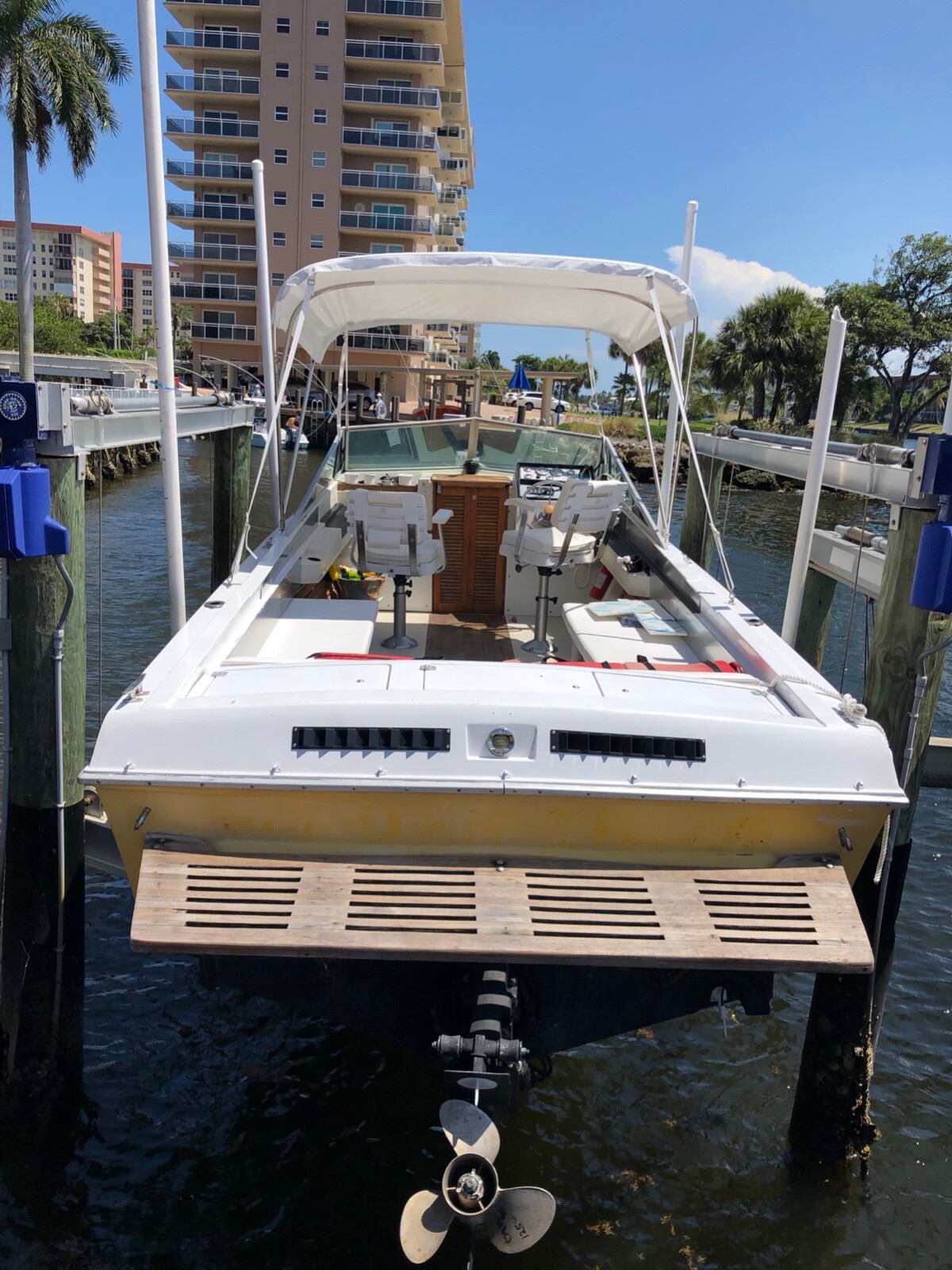 Wellcraft Nova 250, Mercruiser 5.7 120 hrs, excellent aluminum trailer