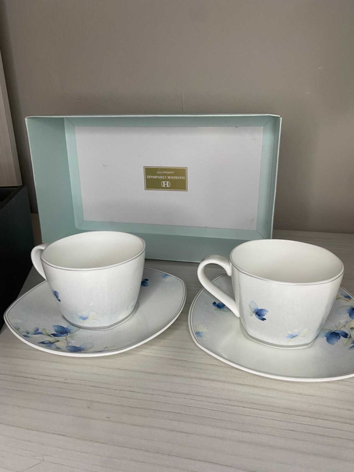 【新品】HANKOOK CHINAWARE ティーカップセット Hankook Chinaware Fine Bone China Set of Two Teacups and