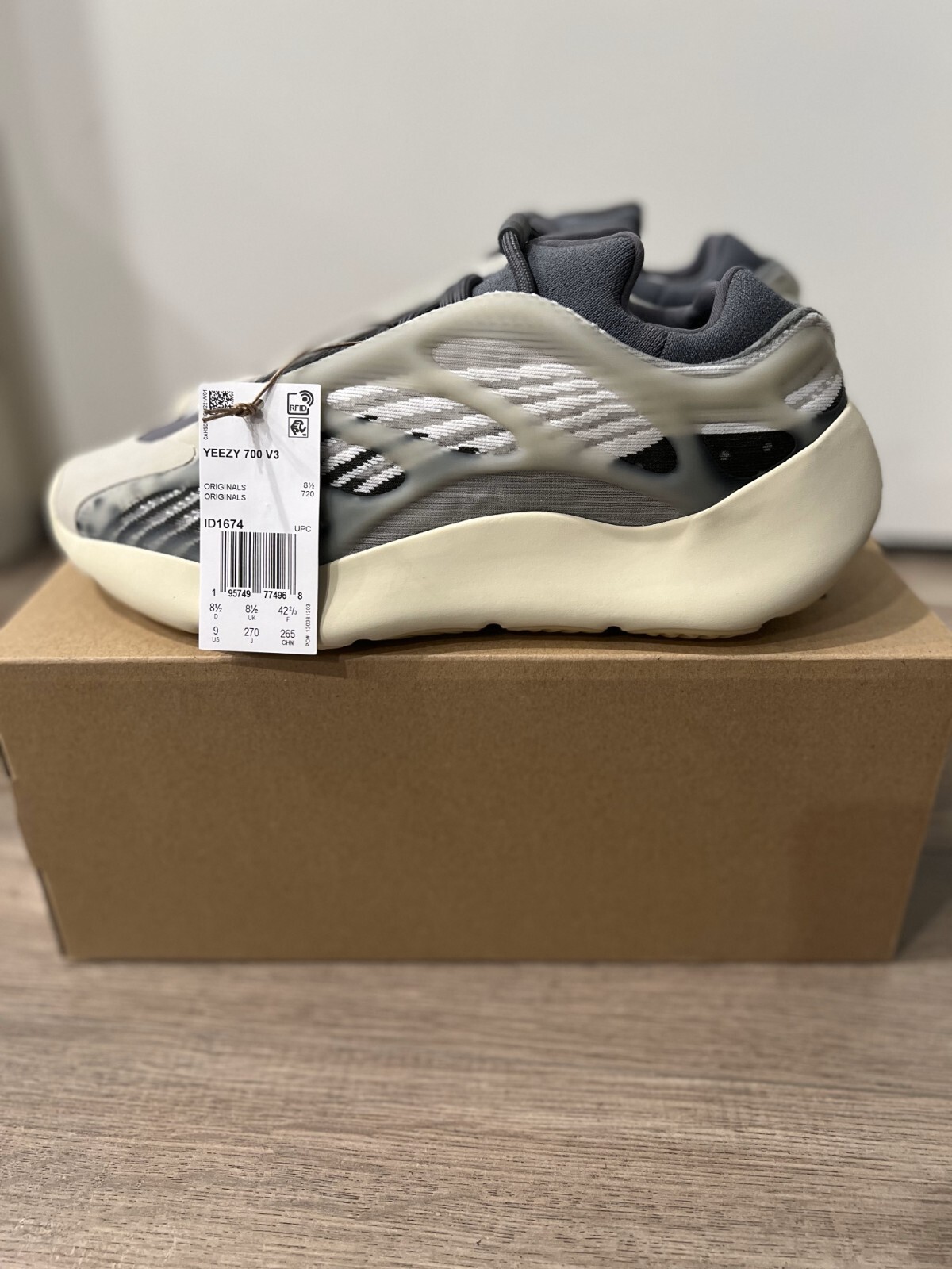その他 Emptyyy Size 9 - adidas Yeezy 700 V3 Fade Salt 2022 | eBay