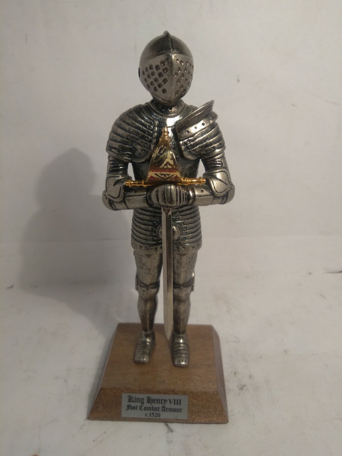 KING HENRY VIII FOOT COMBAT ARMOUR METAL STATUE