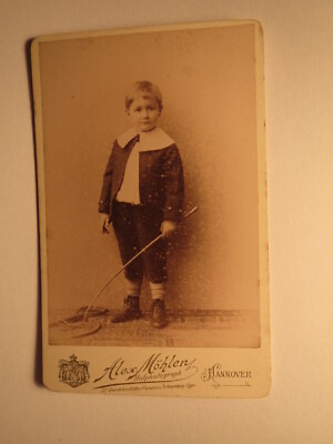 stehender kleiner Junge mit Peitsche in der Hand / CDV Alex. Möhlen Hannover
