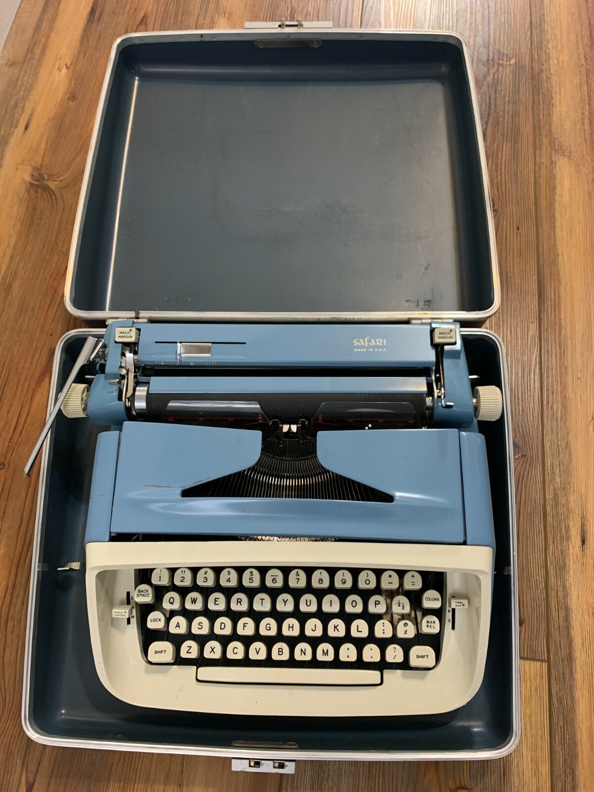 Vintage 1960's Manual ROYAL SaFari Typewriter With Carrying