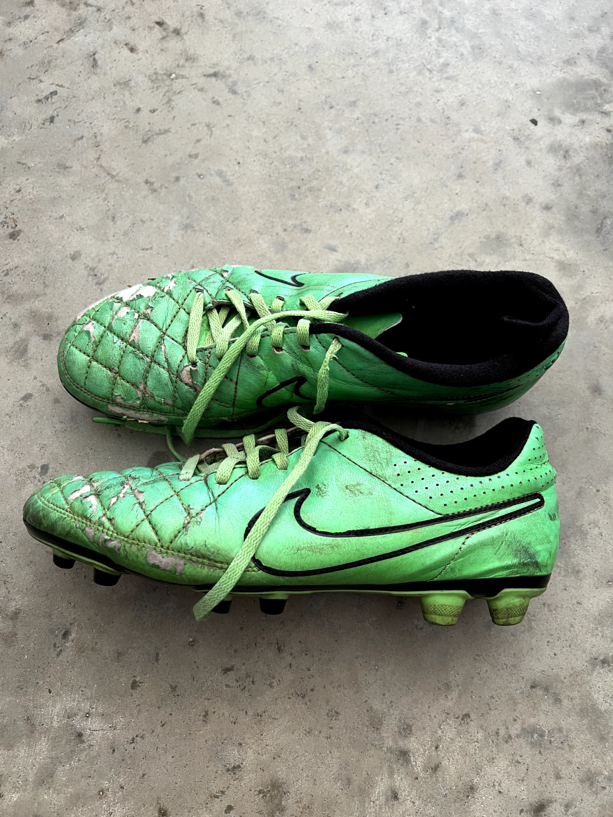 Men's NIKE Green Black Tiempo Soccer/Football/Sports Cleats