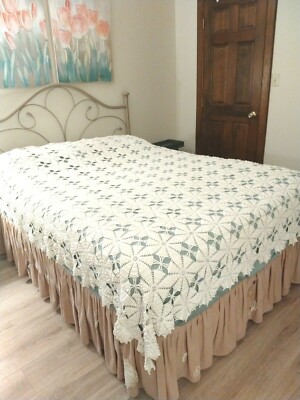 Gorgeous STAR Pattern Beautiful Cherished Condition Vintage QUEEN Ivory Crocheted Coverlet Lovingly Handmade