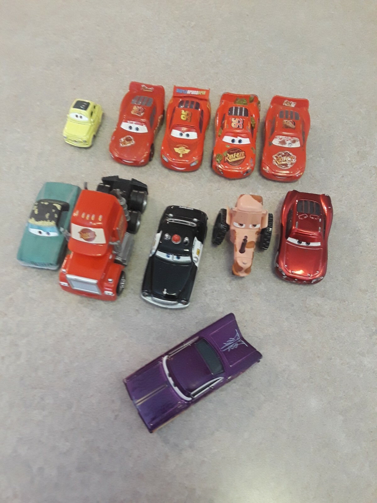 Disney - Cars　ダイキャストカー Amazon | Disney/Pixar Cars Diecast Car Collection, 11-Pack