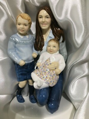 Royal Doulton YOUNG ROYALS Figurine PRINCESS CHARLOTTE Prince George - FAMILY
