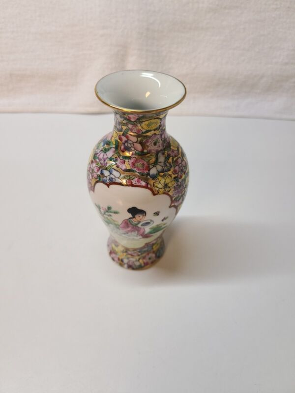 Japanese vase Lady with fan gold and flower design