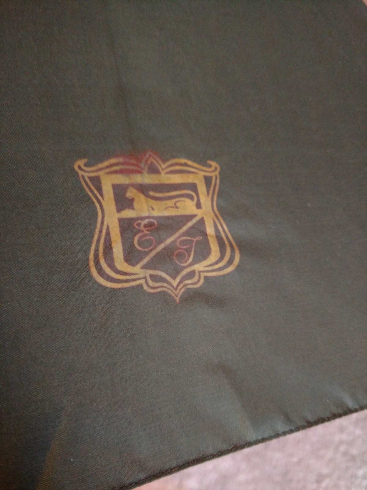 Vintage Black Umbrella Wood Handle & shaft Crest of Lion E T  40