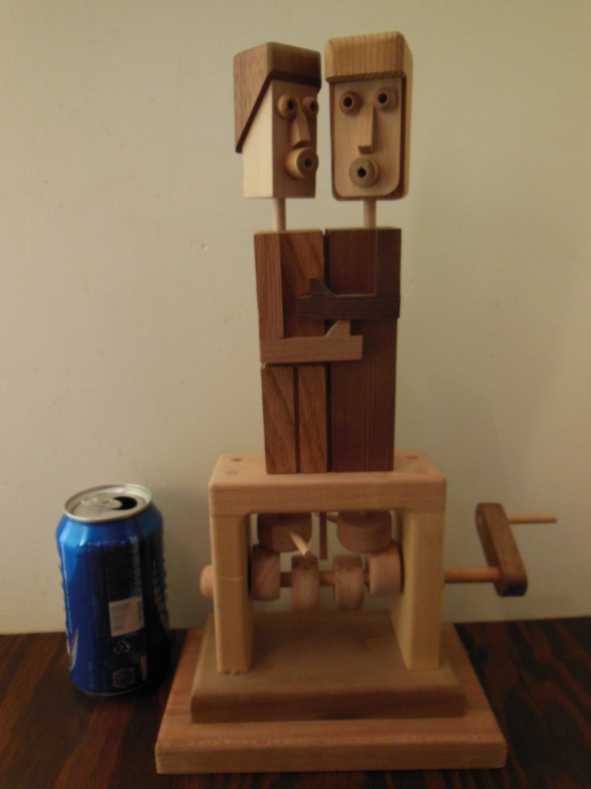 Wood Mechanical Crank Operation Kissing Couple*LOOKs like Timberkits* TOO CUTE!