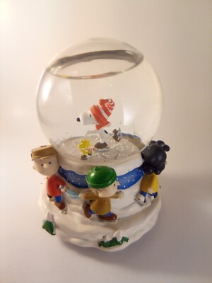 Peanuts Snoopy Charlie Brown and all the Gang 2003 Musical Snow Globe Hallmark