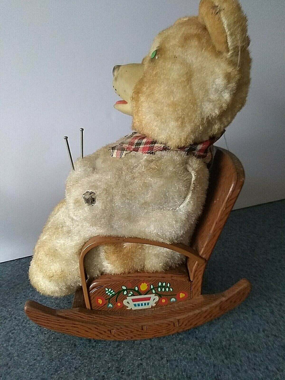 VTG Battery Operated Mother Bear Sitting & Knitting In Rocking Chair Japan