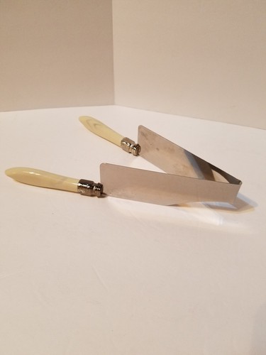 Bistro Kake-Kut'r V Shaped Cake Pie Cutter Wedding Party Server Kitchen White