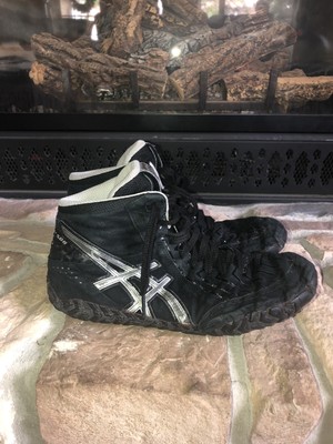 asics aggressor 3 black and gold