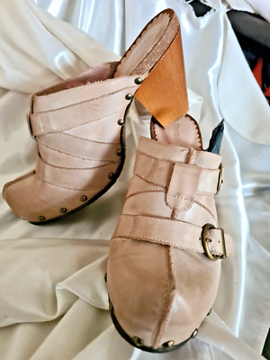 Nude clogs hotsell