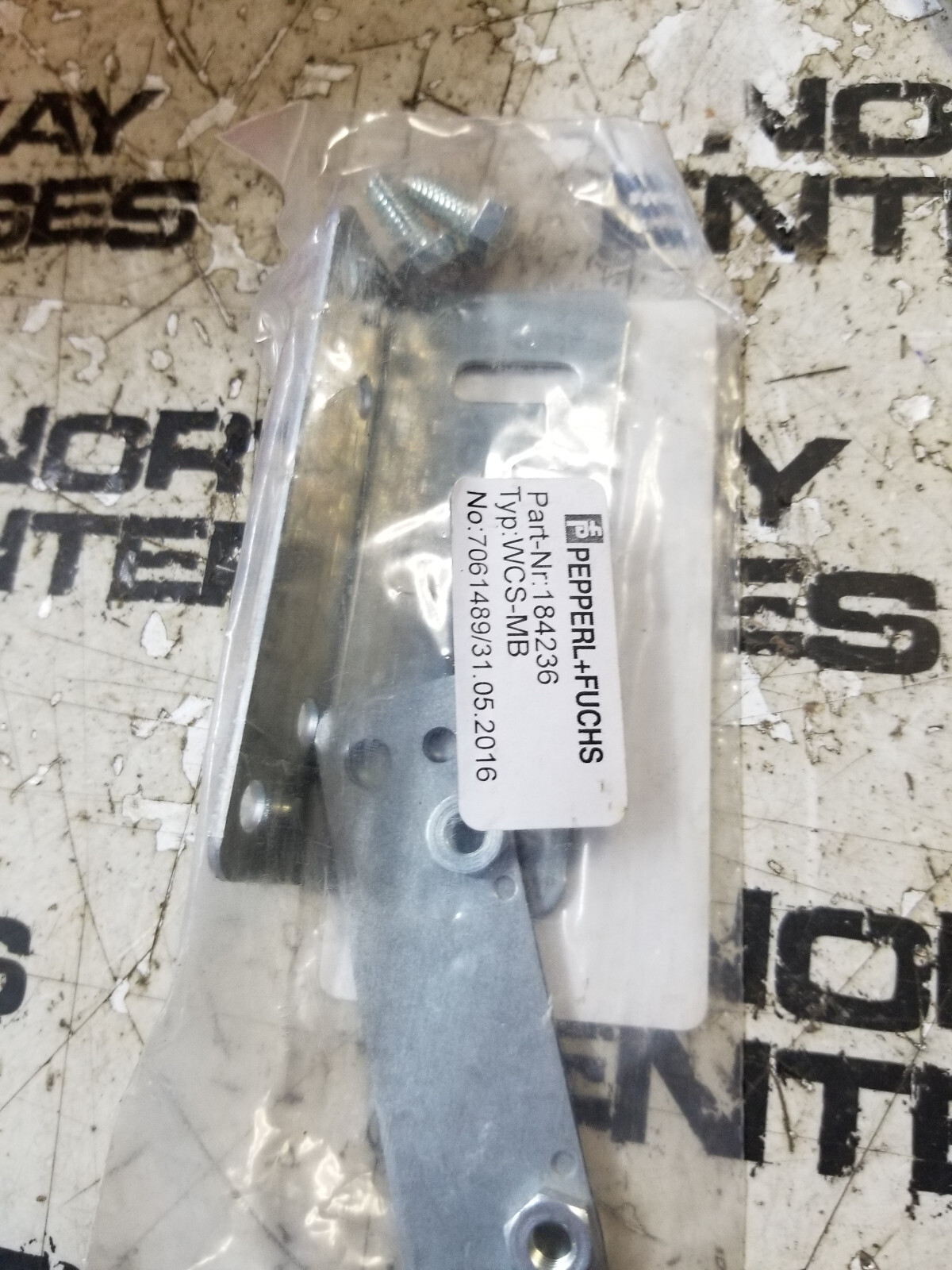 PEPPERL FUCHS 184236, MOUNTING BRACKETS, THICKNESS: 2MM, METAL - Picture 1 of 3