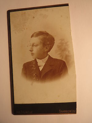 Saargemünd - Junge mit Brille im Anzug - Portrait von der Seite / CDV