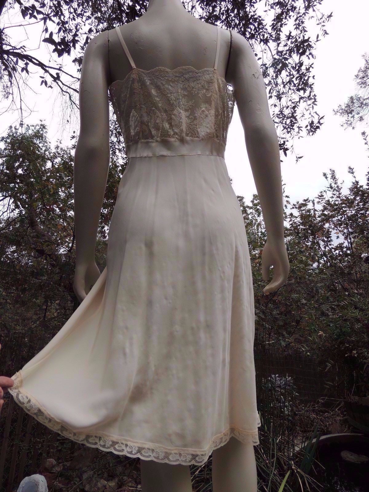 VINTAGE WOMEN'S EMBROIDERED CREAM CHIFFON NYLON LACE LEAF PATTERN FULL SLIP M