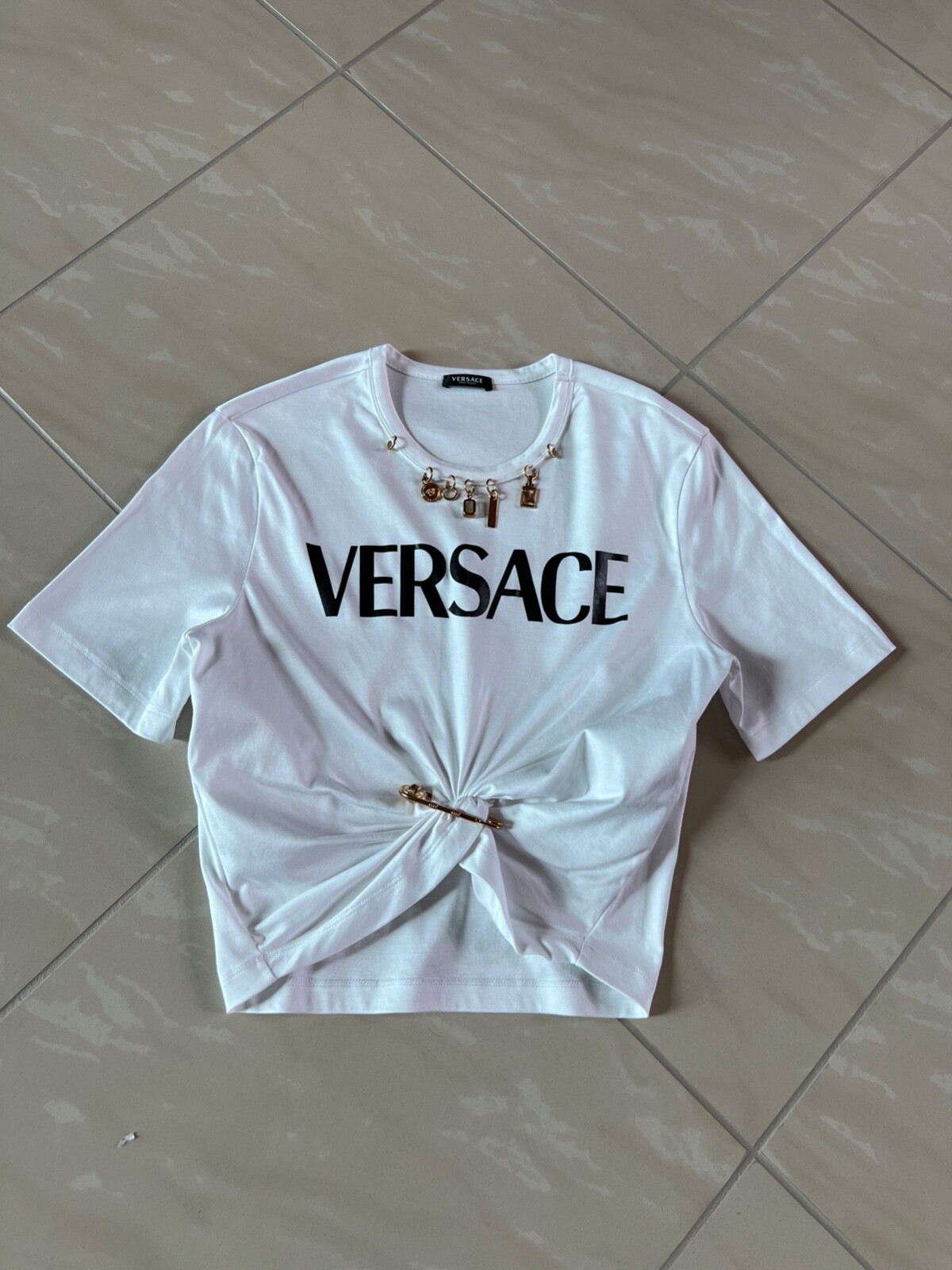 【関税&送料込】Versace T-Shirt In Cotone Con Logo Versace Jeans Couture Logo Cotton T-Shirt | Saks Fifth Avenue