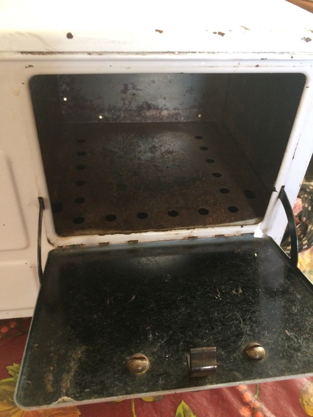 VINTAGE CHILDS ELECTRIC STOVE AND OVEN 1940'S TOY, STILL WORKS