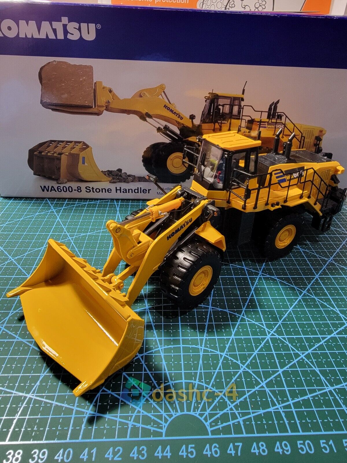 Universal Hobbies UH8153 Komatsu WA600-8 Four Wheel Loader Universal Hobbies UH8153 Komatsu WA600-8 Four Wheel Loader