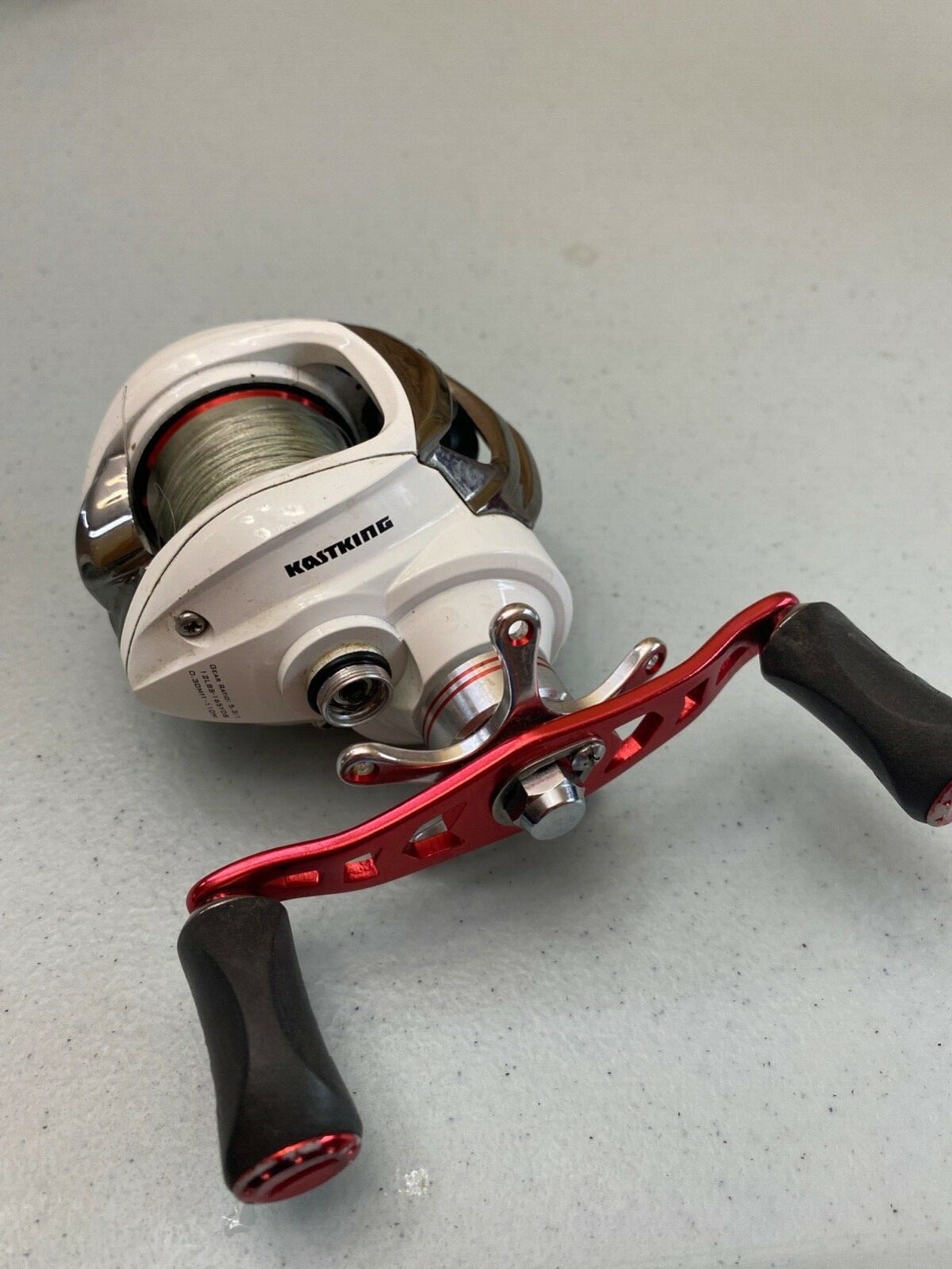 KASTKING WHITEMAX spooled with BRAID.  Missing cover.  SOLD AS IS.