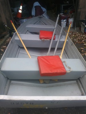 boat 12 foot V-Hull like new, Aluminum, used never in salt water only resouvoir