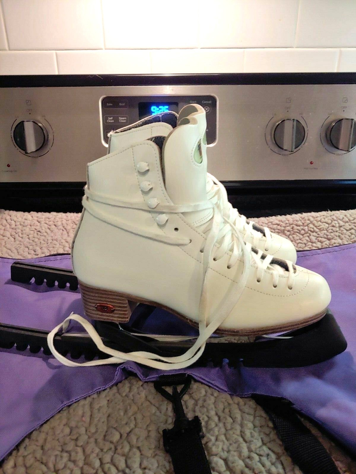 Riedell Model 121 Ice Skates Girls Size 4 Medium W/ Carrying Bag Worn 1 Time