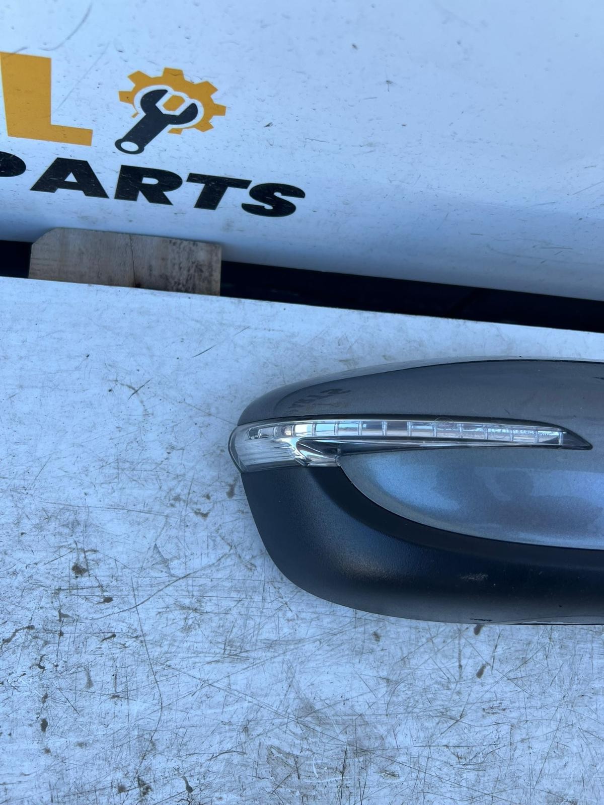 KIA CERATO YD 04/2013-02/2016 RIGHT DOOR MIRROR MANUAL FOLDING NON-PUDDLE LAMP 2015 Kia Cerato