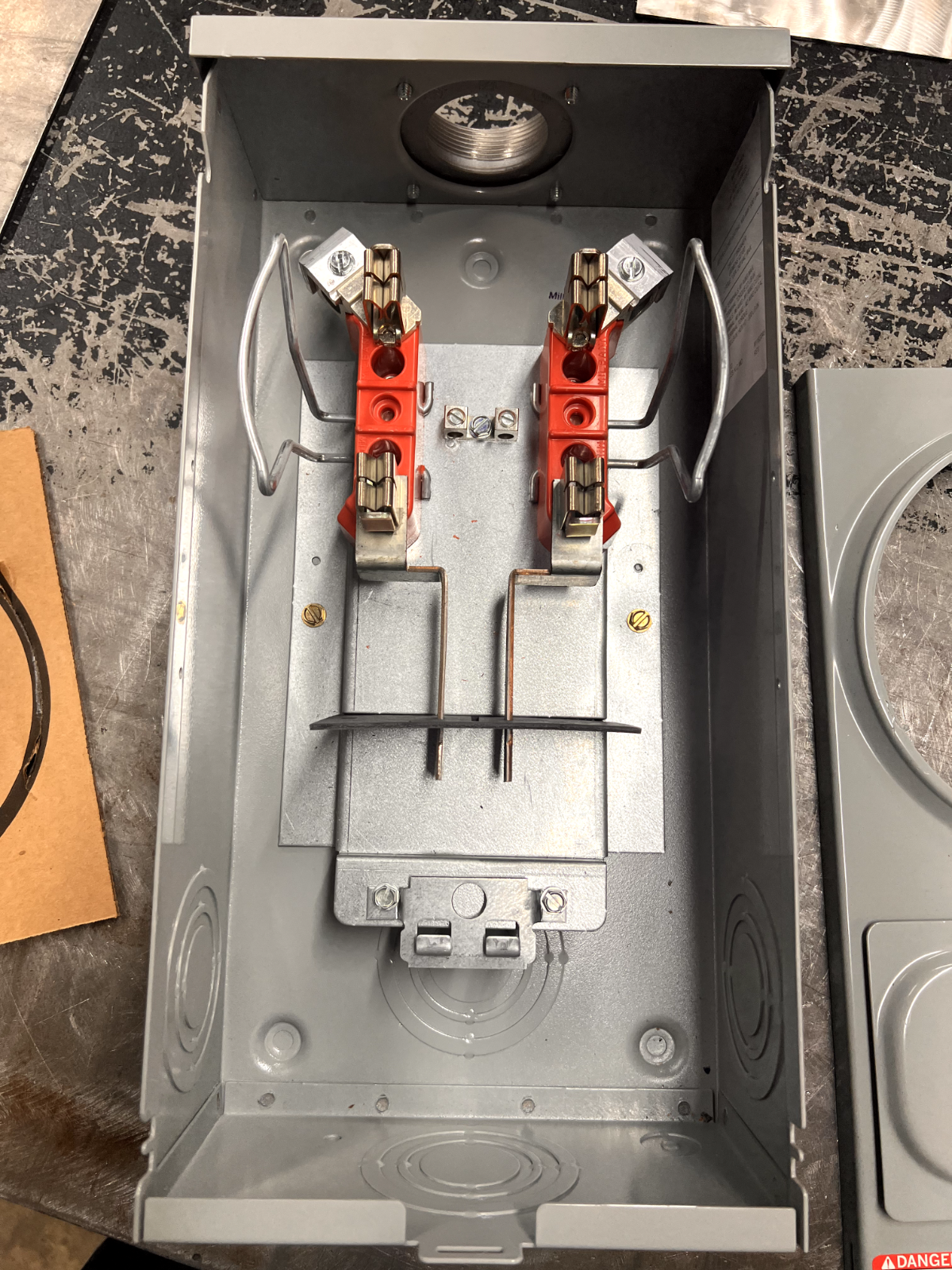 Milbank 100amp 1 Meter Socket, w/ GE/ABB brkr, RL, 1PH, Over, Nema3R, 17"x8"x5"