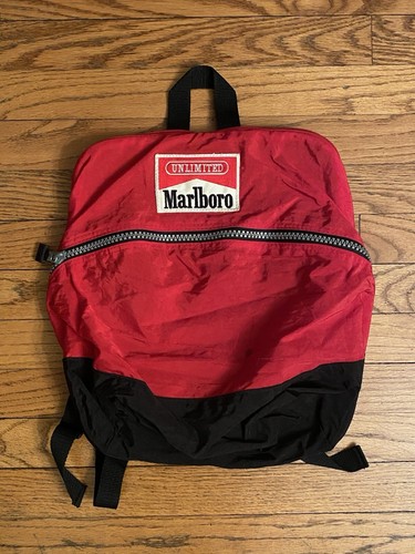 Marlboro ナイロンリュック 　背部分ロゴ　90's 当時物 Marlboro ナイロンリュック 背部分ロゴ 90's 当時物