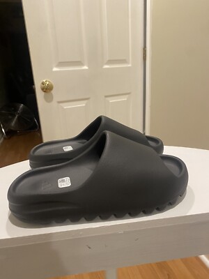 Yeezy Slides Onyx size 7