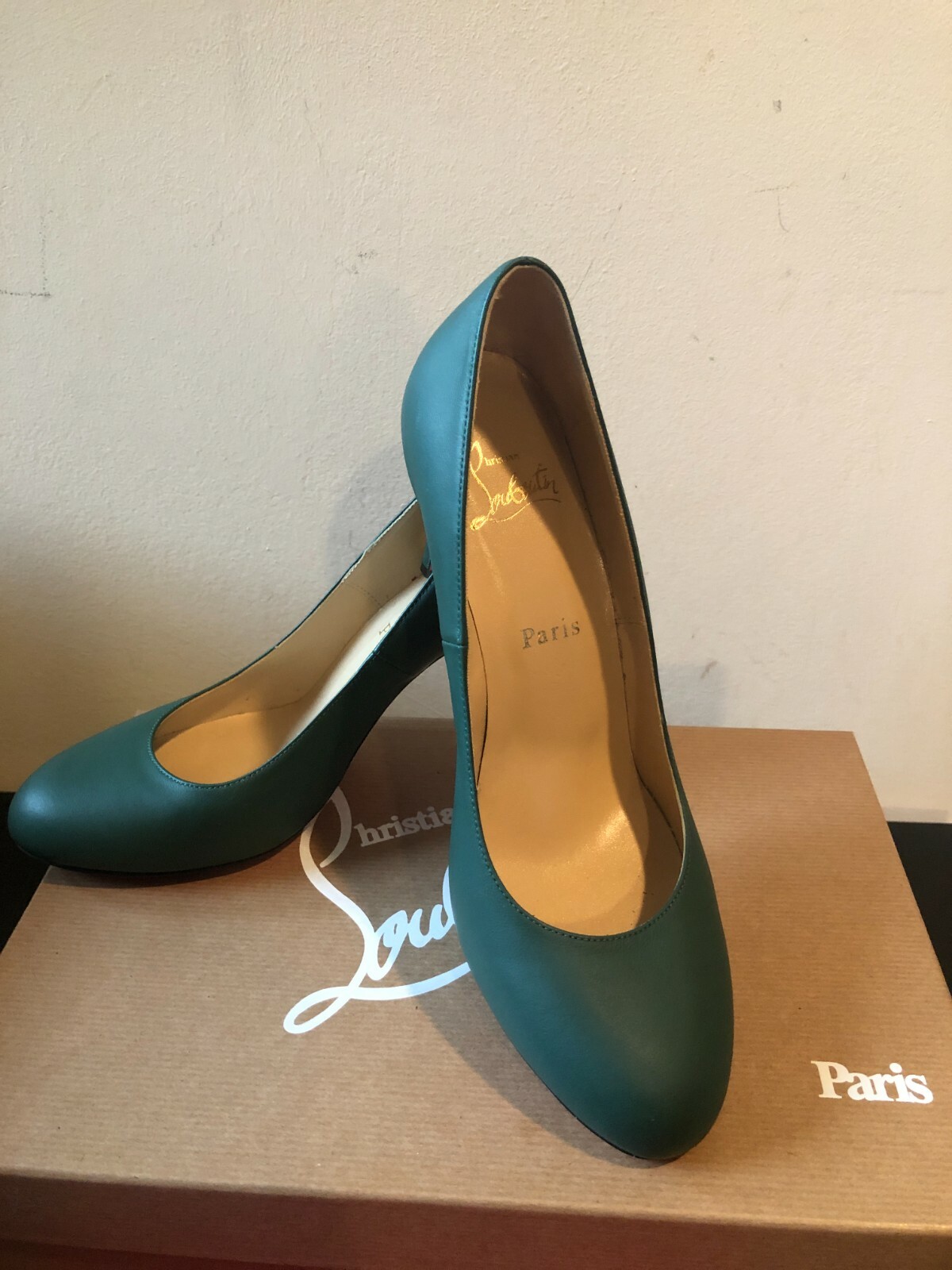 シューズ・サンダルその他 CHRISTIAN LOUBOUTIN Woman Pumps Green 3240537 E695 New Christian Louboutin Round Toe Green Leather Pumps Size 8