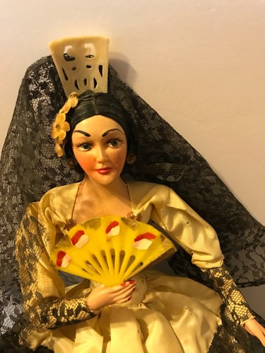 VINTAGE 1950's SPANISH FLAMENCO DANCER DOLL LARGE LACE VEIL COMB FAN.