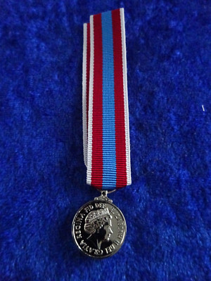 A4-12 Britische Official Queens Platinum Jubilee Miniature Medal