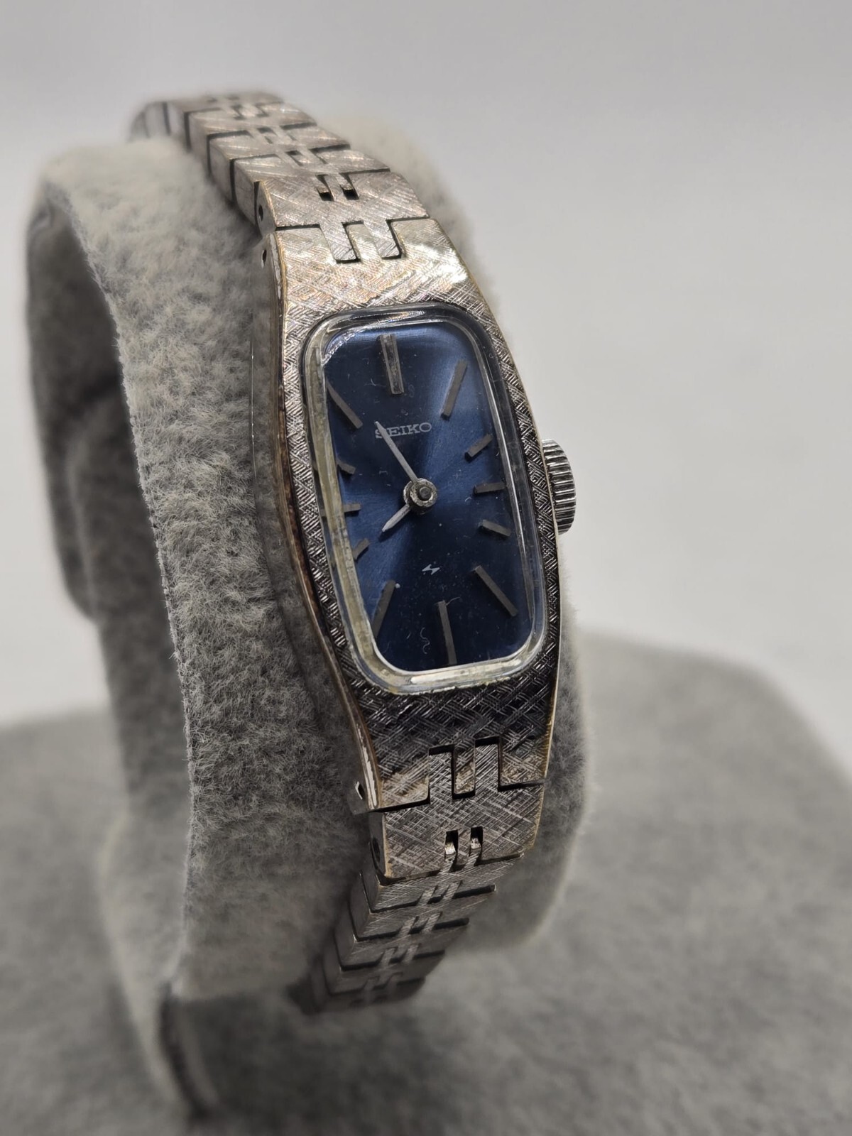 Spiral Life - A Generation 1993-1996 美品 Seiko Women's Silver-Tone Blue Dial Manual Wind Watch