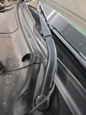 Used Right Wiper Arm fits: CADILLAC DEVILLE 00 01 02 03 04 05
