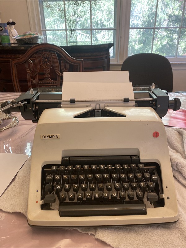 Olympia typewriter photos of Olympia SG 3 N by year then serial number