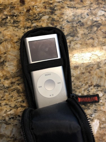 Apple iPod Nano 3rd Generation 2GB - Case Included
