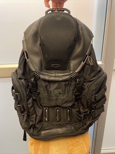oakley kitchen sink stealth black backpack