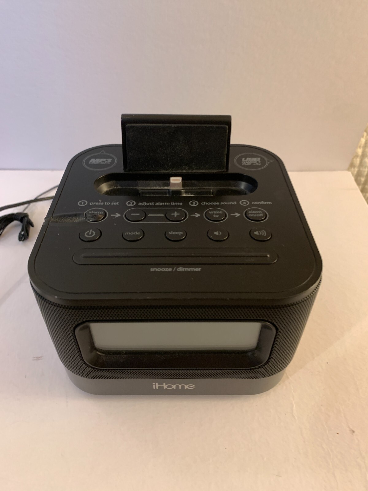 iHome LIGHTNING DOCK ALARM CLOCK FM RADIO USB port Apple iPhone iPod  HPL10