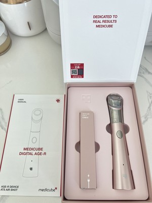 Medicube AGE-R ATS AIR SHOT microneedle therapy  Home skin care device.