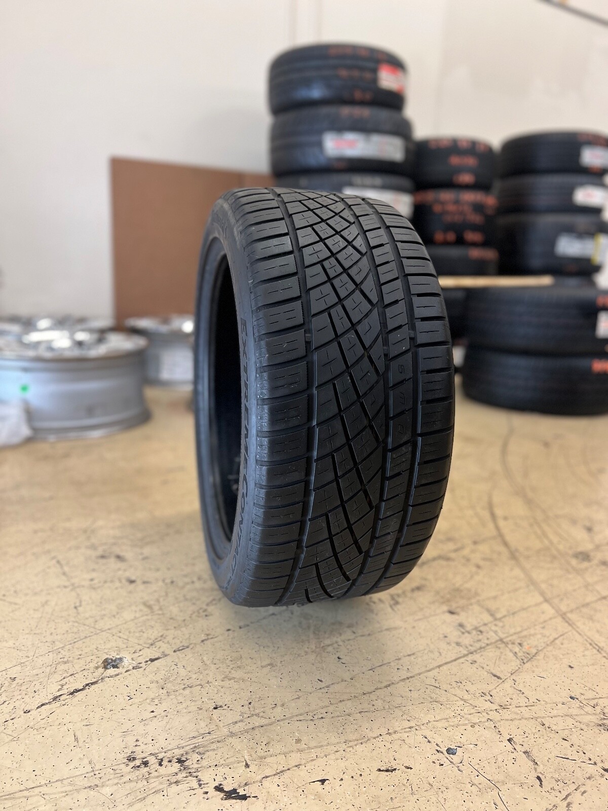 1 - NICE 255/40R17 (98W) Continental Extreme Contact DWS 06